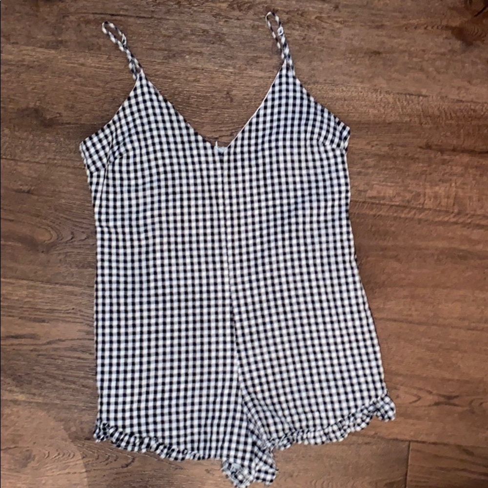 Black and white picnic print romper!